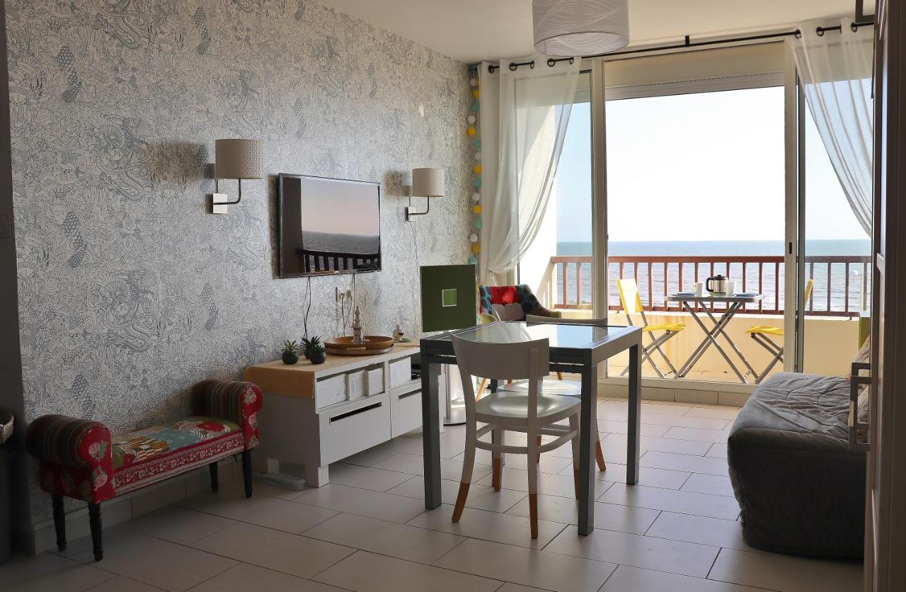 Apartment Front De